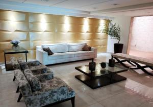 若昂佩索阿Tambaú Home Beira Mar - com varanda的客厅配有沙发和桌子