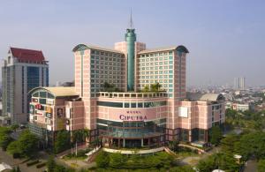 雅加达Hotel Ciputra Jakarta managed by Swiss-Belhotel International的城市建筑物的空中景观