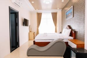 潘郎Hoa Hướng Dương Hotel的一间卧室设有一张床和砖墙