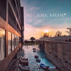 纳仲天Ana Anan Resort & Villas Pattaya的水池里放着一群小船