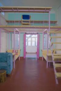 迈索尔Rahee Bi Roambay - Backpacker Hostel的空房设有双层床和沙发