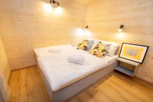 卢布尔雅那Pearl of Sava Wild Waters的一间小卧室,配有一张位于木制房间内的床