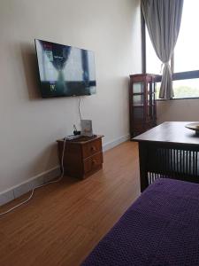 巴特沃思Butterworth Seaside view Family spacious的客厅的墙上配有平面电视。