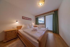 阿尔滕马克特蓬高雪绒花公寓的一间卧室设有一张大床和一个窗户。