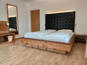 拉纳Rebleitenhof的一间卧室配有一张大床和黑色床头板