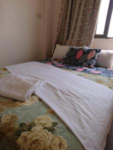 巴特沃思Butterworth Seaside view Family spacious的一张带白色毯子和窗户的床