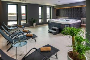 伊纳尔奇Flow Hotel & Conference的带浴缸和桌椅的大型浴室