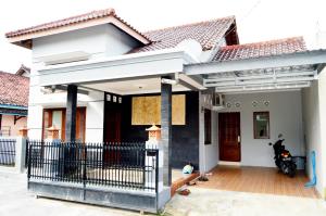 DemanganKotagede Street Homestay Jogja的一辆摩托车停在房子前面