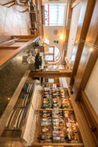 塞格扎诺阿里皮拉米德酒店的餐厅内食品柜台的顶部景色