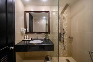 顺化罗萨林精品酒店的一间带水槽和玻璃淋浴的浴室
