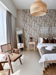 阿布扎比Modern Coastal Retreat的一间卧室配有一张床、一把椅子和镜子