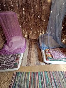 锡瓦Forest Camp Siwa - كامب الغابة的一组毯子和枕头