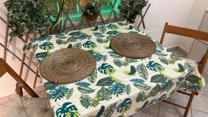塔兰托Artemide Home的一张桌子,椅子上带图案的桌布