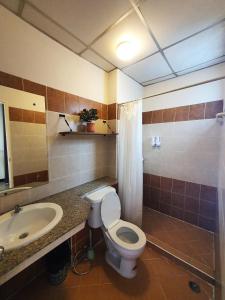 曼谷552 Residence的一间带卫生间和水槽的浴室
