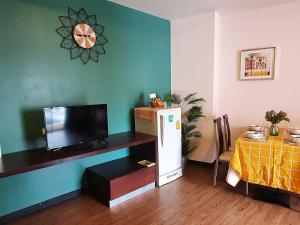 曼谷552 Residence的客房设有冰箱和带电视的桌子。