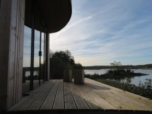 希迈Aquascope Virelles - Logements insolites的湖景木制甲板