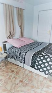 尚帕尼奥勒Au Coeur du Jura, Logement au calme的一间卧室配有一张带黑白色棉被的床