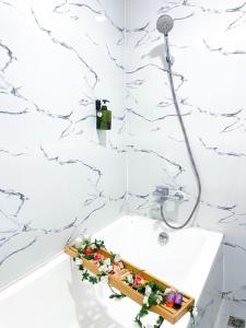 曼谷廊曼机场威乐48公寓式酒店的浴室配有白色浴缸和淋浴。