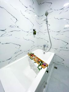 曼谷廊曼机场威乐48公寓式酒店的带浴缸的玩具火车浴室