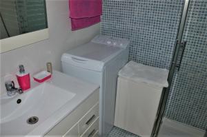 美洲海滩Studio Ponderosa的一间带水槽和洗衣机的浴室