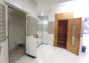 胡志明市凯欢公寓式酒店的带淋浴的浴室和玻璃门