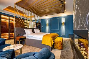 苏恰瓦PRESTIGE PLAZA的一间卧室设有一张床和一间客厅。