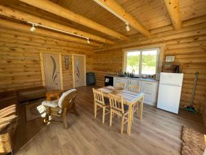 尼达Vasaras Sapnis的小木屋的厨房和用餐室