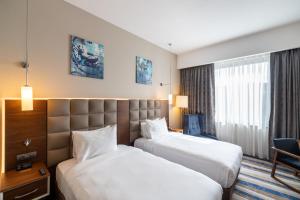 埃斯基谢希尔QUESTA THERMAL&SPA HOTEL的酒店客房设有两张床和窗户。