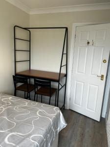 IfordPrivate room in family home的卧室配有一张床,书桌位于隔壁