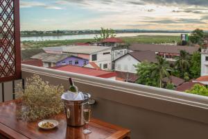 万象老挝兰花酒店 的市景阳台桌子