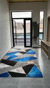 阿拉木图Tastaq hostel的通往铺有瓷砖地板的客房的开放式门