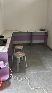 阿拉木图Tastaq hostel的客房设有书桌、椅子和桌子。