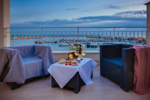 夏卡POSTU D'INCANTU的阳台配有桌椅,享有海港景色