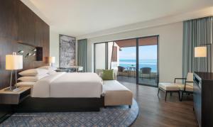 卡马拉海滩Hyatt Regency Phuket Resort - SHA Extra Plus的一间卧室配有一张床,享有海景