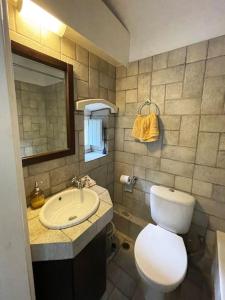 马拉松TΟRRE DI PIETRA-LUXURY RESIDENCE-ΑMAZING SEA VIEW的浴室配有白色卫生间和盥洗盆。
