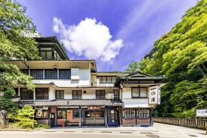 箱根伊其挪揄宏坎酒店的山前的建筑