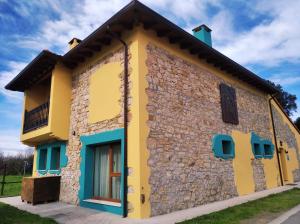 CarriazoAlbergue Casa Vacas的一间黄色和蓝色的小屋