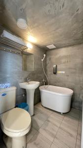 礁溪漫旅溫泉會館-愛娜的浴室配有卫生间、盥洗盆和浴缸。