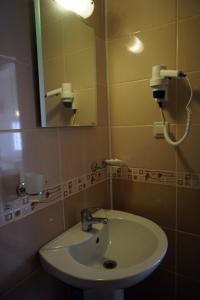BeldibiAybel İnn Hotel的一间带水槽和镜子的浴室