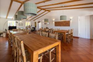 塞尔帕Quinta Marugo Retreats的用餐室配有木桌和椅子