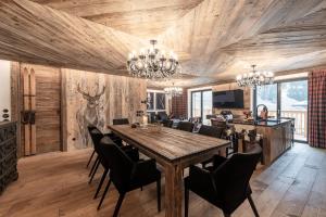 卡纳泽伊Belvedere Elite的一间带木桌和椅子的用餐室