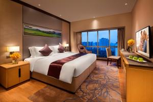 深圳深圳盛捷君临天下服务公寓的一间卧室设有一张大床和一个大窗户