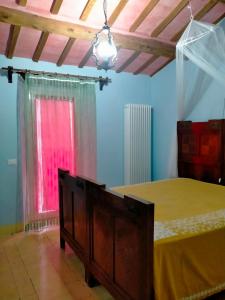 ArceviaLa casa di Mastro Ivetto的一间卧室设有一张床和一个窗口