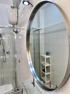 罗马卡萨马斯公寓的一间带大镜子和淋浴的浴室