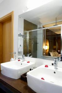 马普托Hotel Terminus Maputo的浴室设有2个白色水槽和镜子