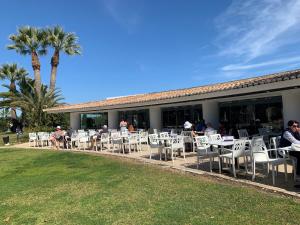阿尔布费拉Piece of Paradise @ Balaia Golf Village, Albufeira, PORTUGAL - 4 STAR的坐在桌椅上的一群人
