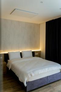 维也纳新城Lamede的一间卧室配有一张带白色床单的大床