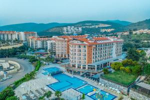 库萨达斯库萨达斯华美达高尔夫酒店的享有带游泳池的度假村的空中景致
