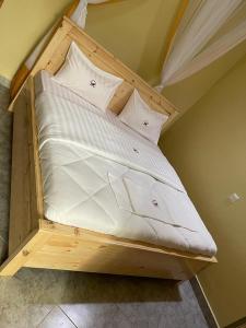 姆巴拉拉Dreamwood suites Mbarara的一张位于客房角落的木床