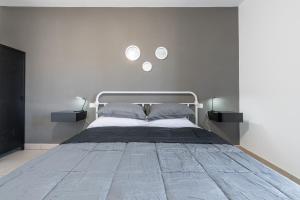 维拉西米乌斯Via Giardini 18的一间卧室配有一张大床,上面有两盏灯